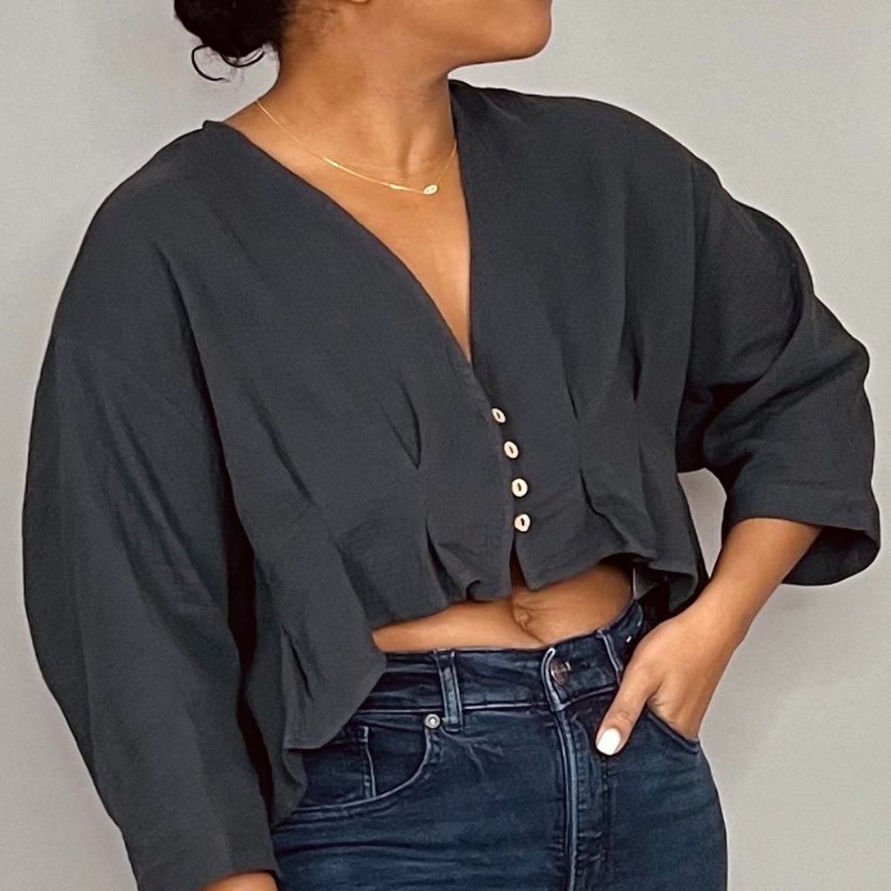 BLACK CROPPED TOP